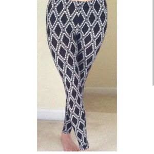 Black and White Geometric Pattern Leggings Derek Heart Size Small EUC